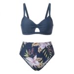 بیکینی دوتکه Cupshe مدل Dark Blue Cutout – سرمه‌ای شیک با یقه V و پایین‌تنه فاق‌بلند چین‌دار