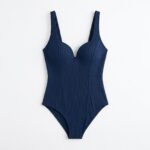 مایو یک‌تکه Cupshe مدل Navy Sweetheart – سرمه‌ای کلاسیک با پنل توری (Power Mesh) و برش Cut-out